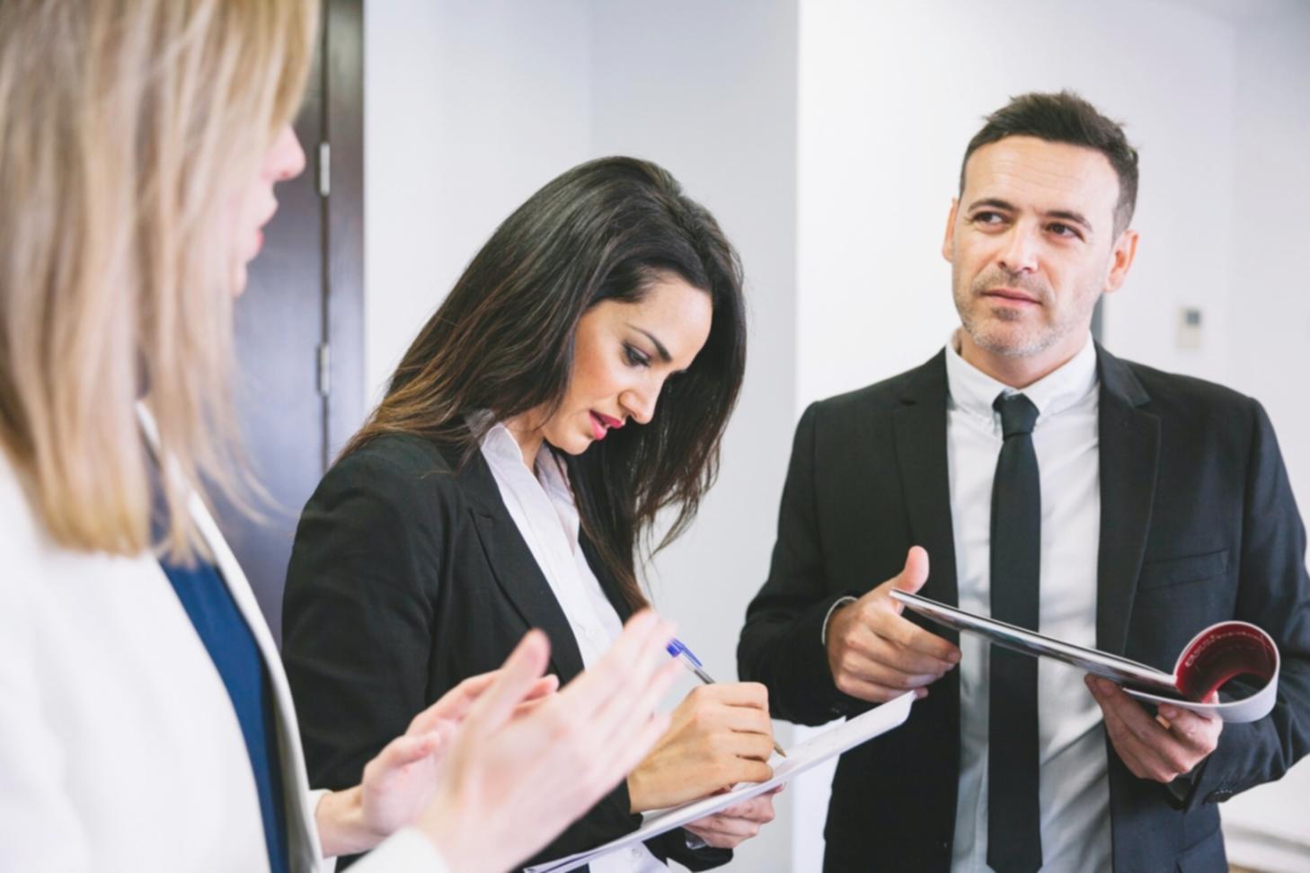 Sosyal hizmet eğitimi sırasında grup çalışması yapan katılımcılar